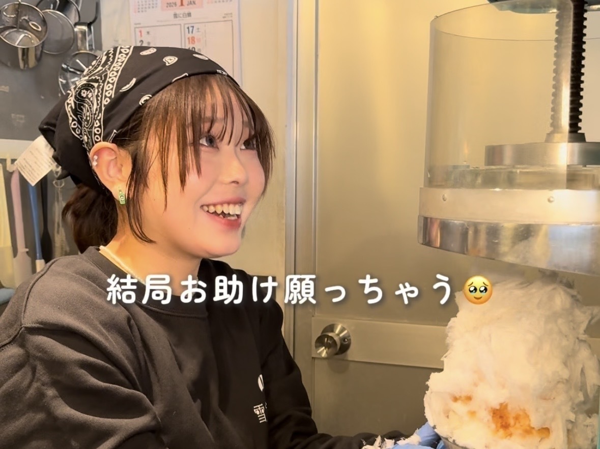 『かき氷 雪うさぎ』でかき氷練習中の天然女子バイトvlog