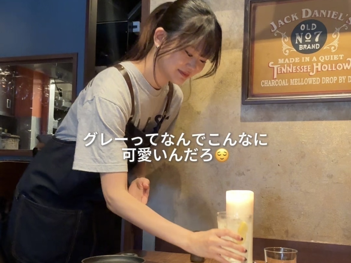 グレーTシャツの制服がかわいい『トリとワインの店 BLESS』でバイトしてるんだけど...