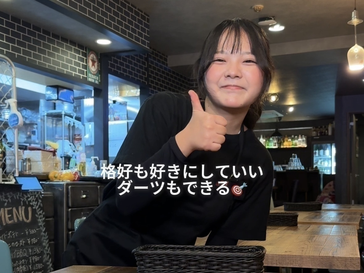 『WILD CATs'』で勤務中にダーツをする女子大生vlog