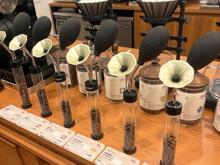 コーヒー豆とドリッパー