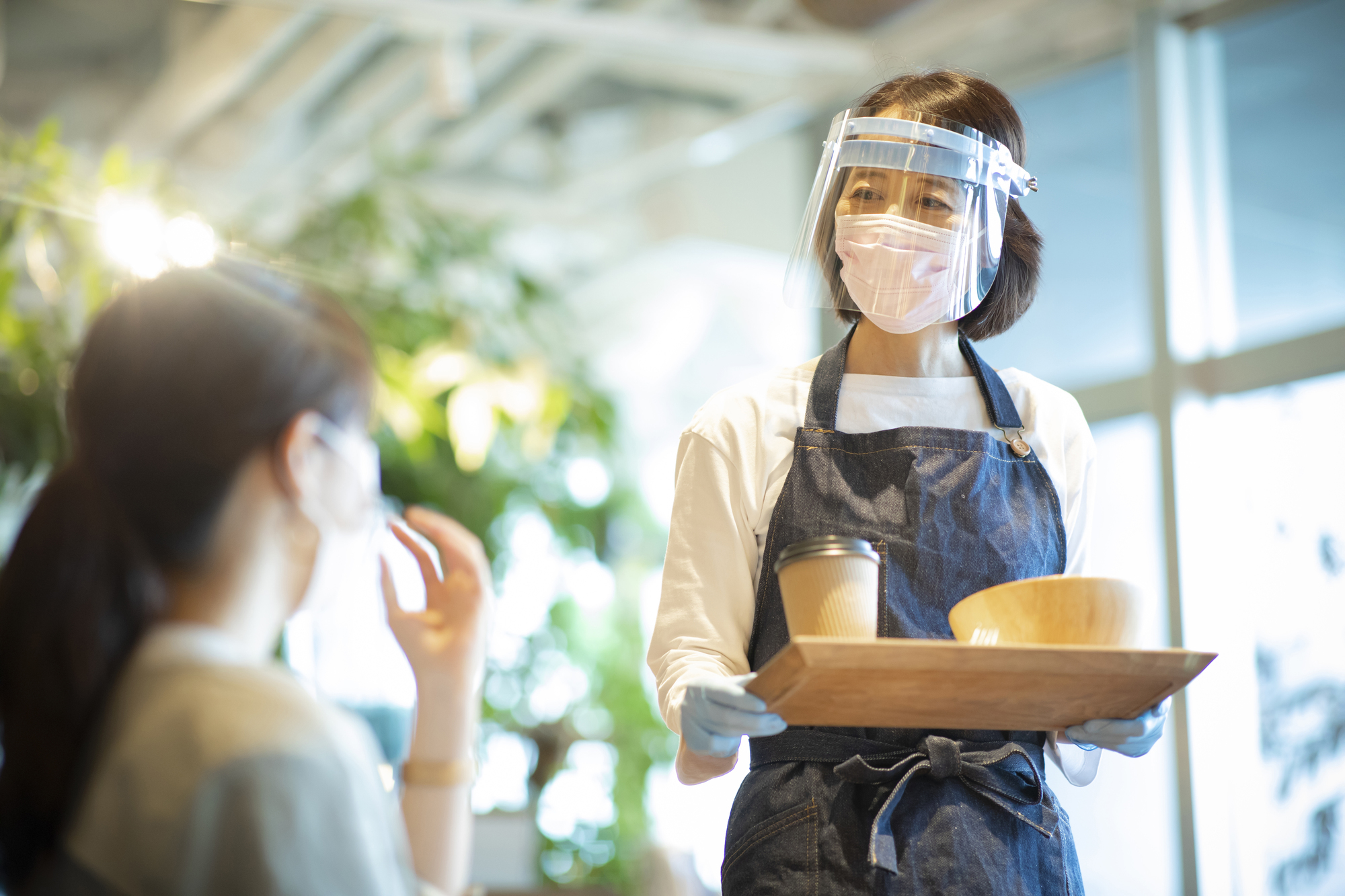 飲食店の感染防止「ガイドライン」遵守状況を調査。接客時や店舗・従業員の衛生対策はどこまで実施できている？