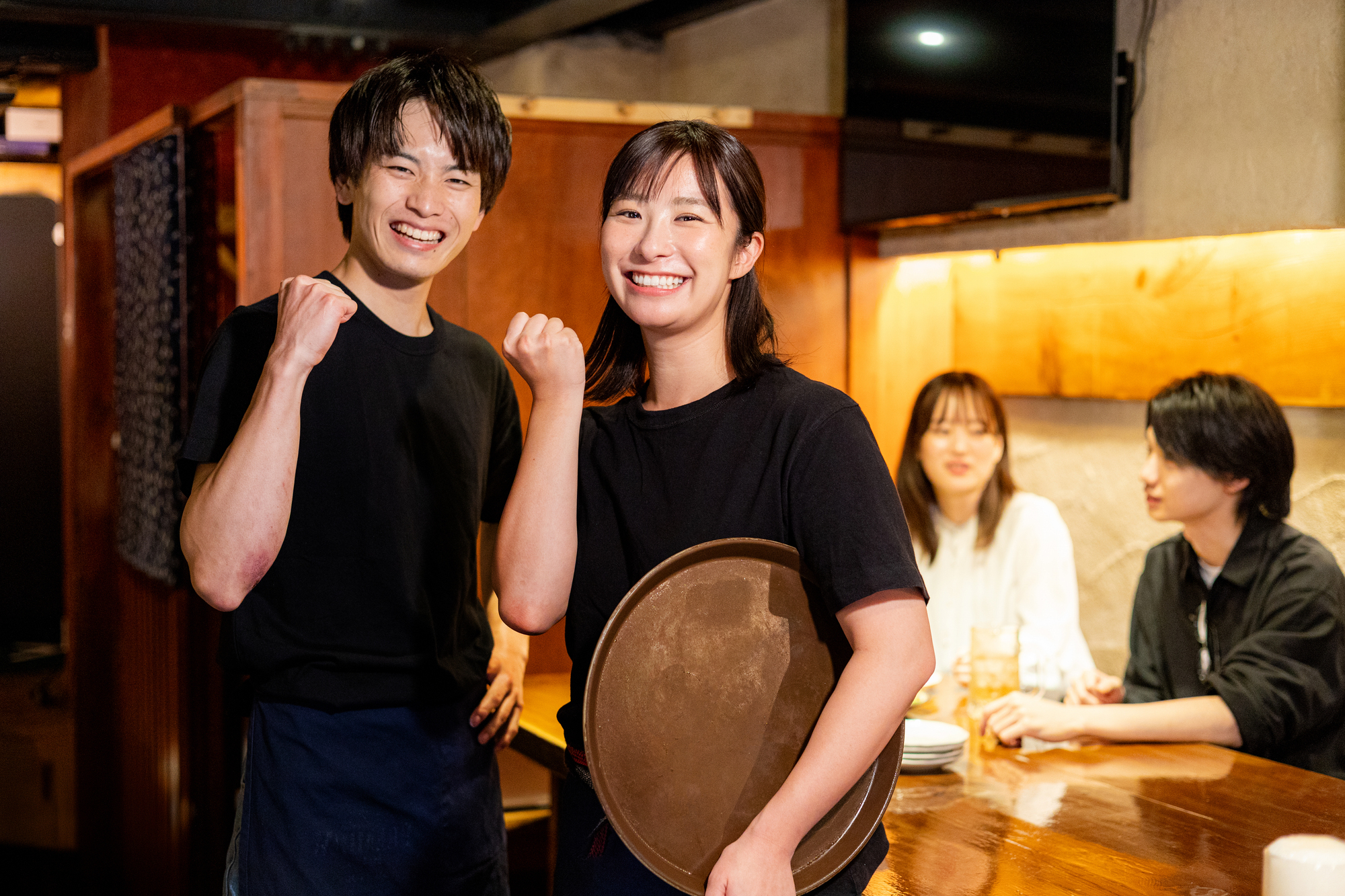 飲食店の6割が「月200時間超」労働。従業員はホワイト、経営者はブラック？「隠れ残業」解消のカギはIT・DXにあり