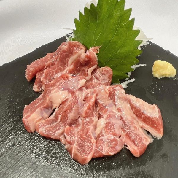 馬刺しもラインナップ！霜降りから赤身、ロース、ヒレなど部位肉から馬肉メンチカツまで各種取り揃えております。