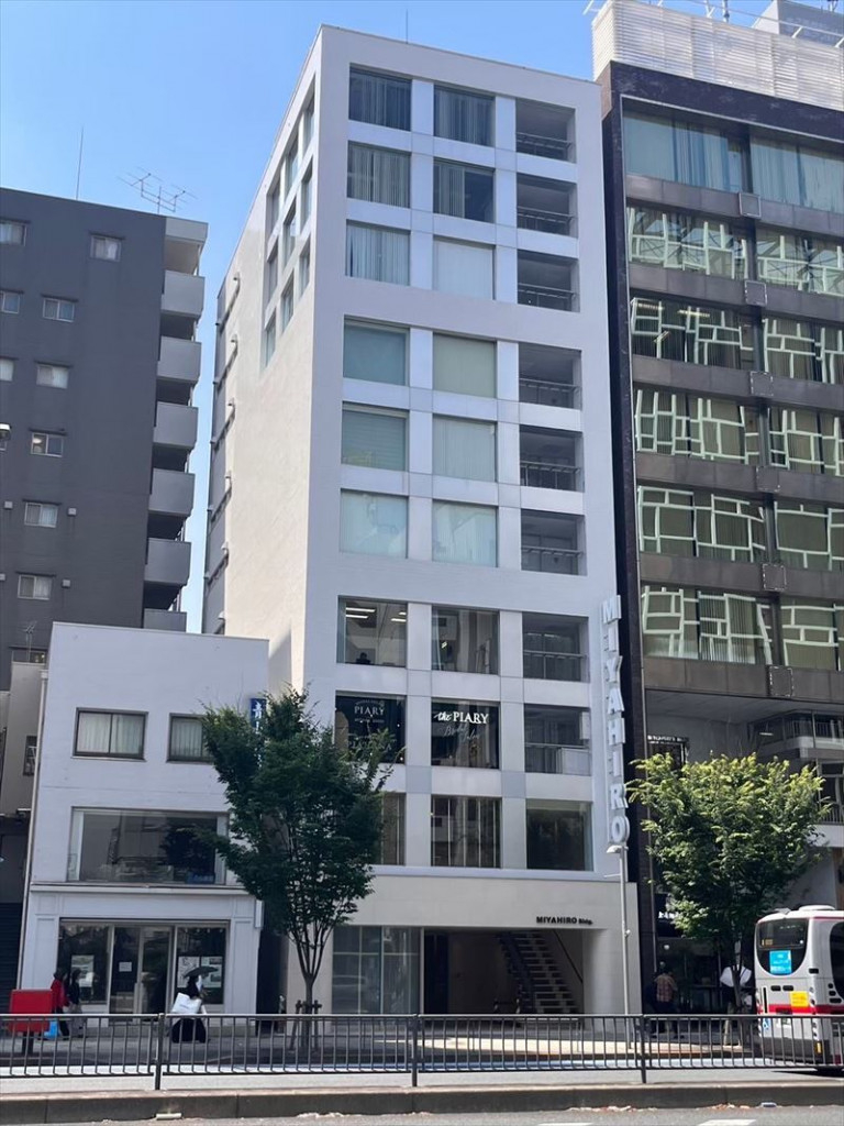 表参道（24.59坪）の店舗物件画像 外観・内観1