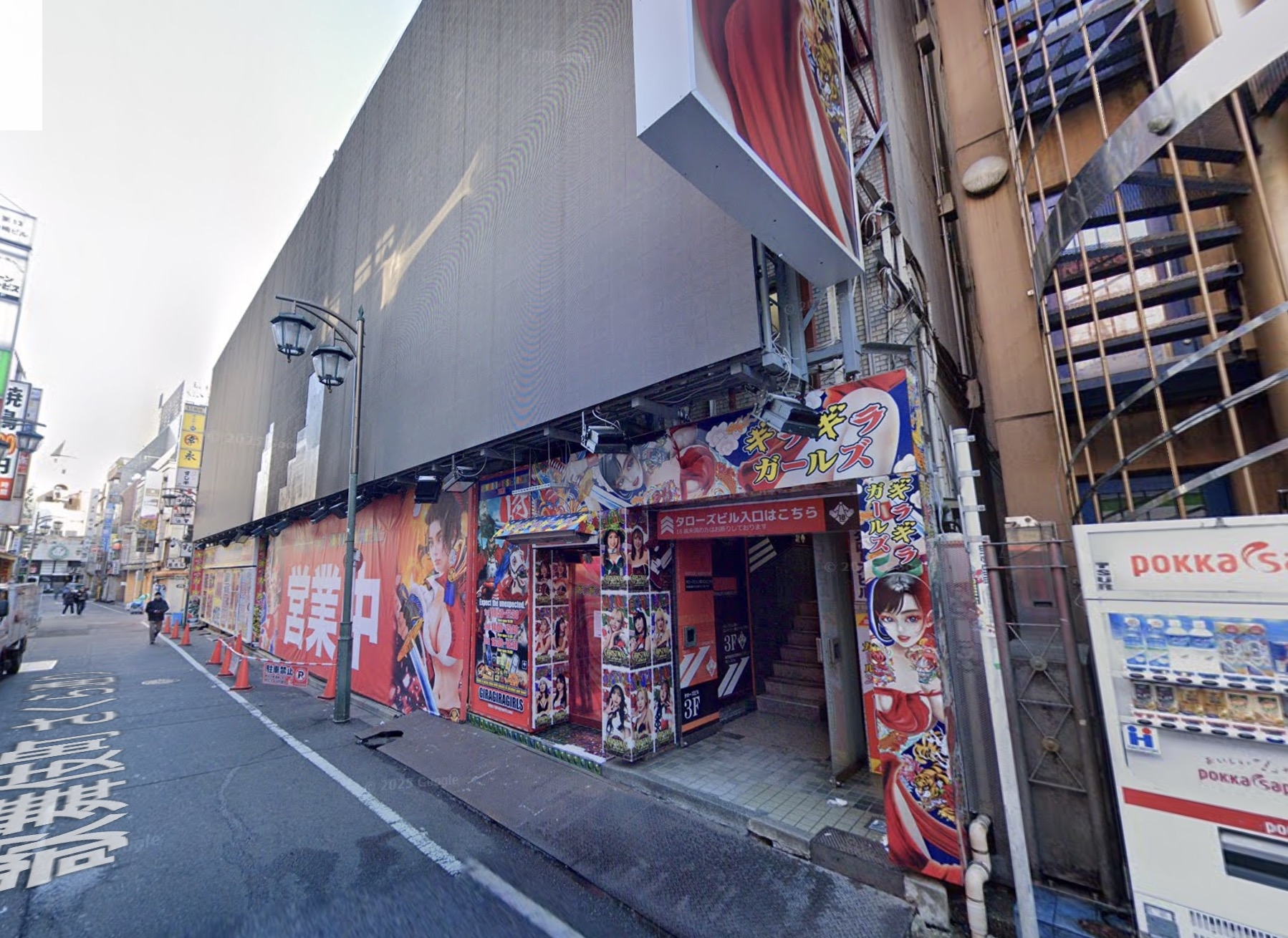 新宿（126.87坪）の店舗物件画像 外観・内観1