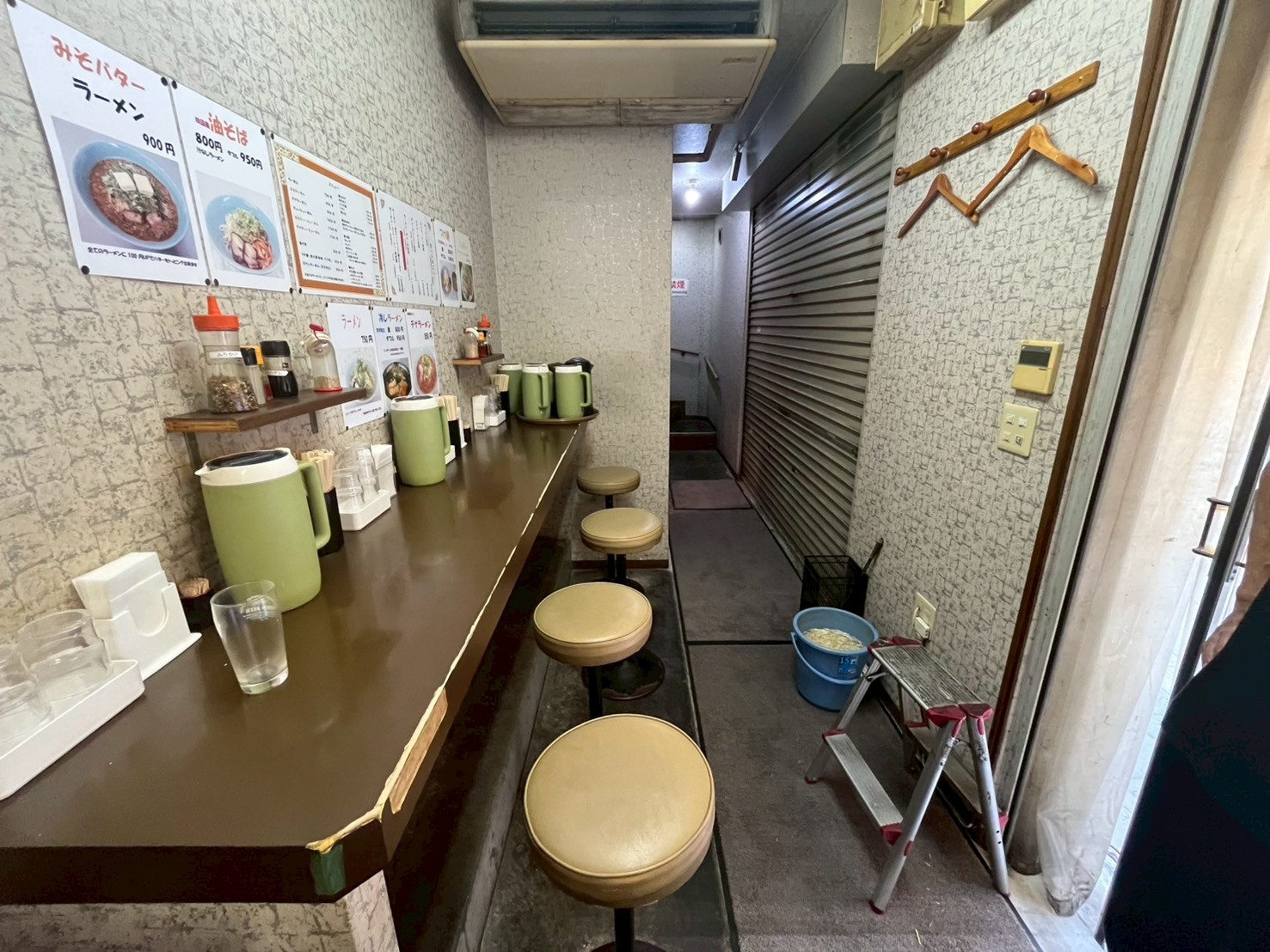 淀屋橋（14坪）の店舗物件画像 外観・内観1