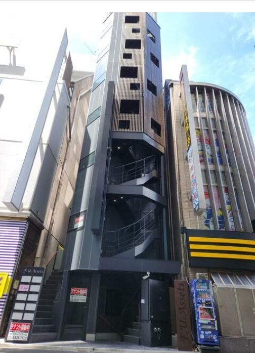 新宿（28.23坪）の店舗物件画像 外観・内観1