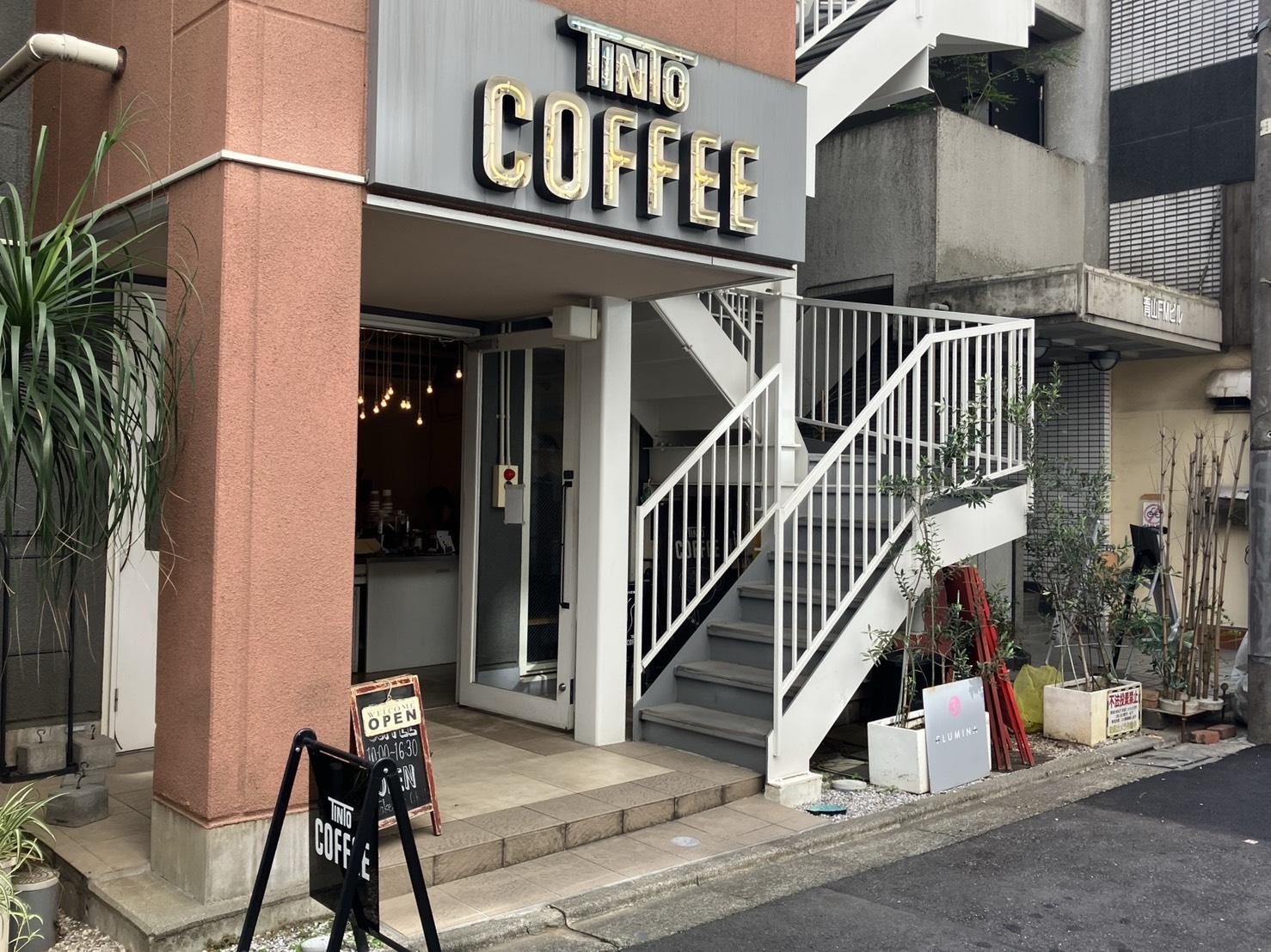 渋谷（7.86坪）の店舗物件画像 外観・内観1