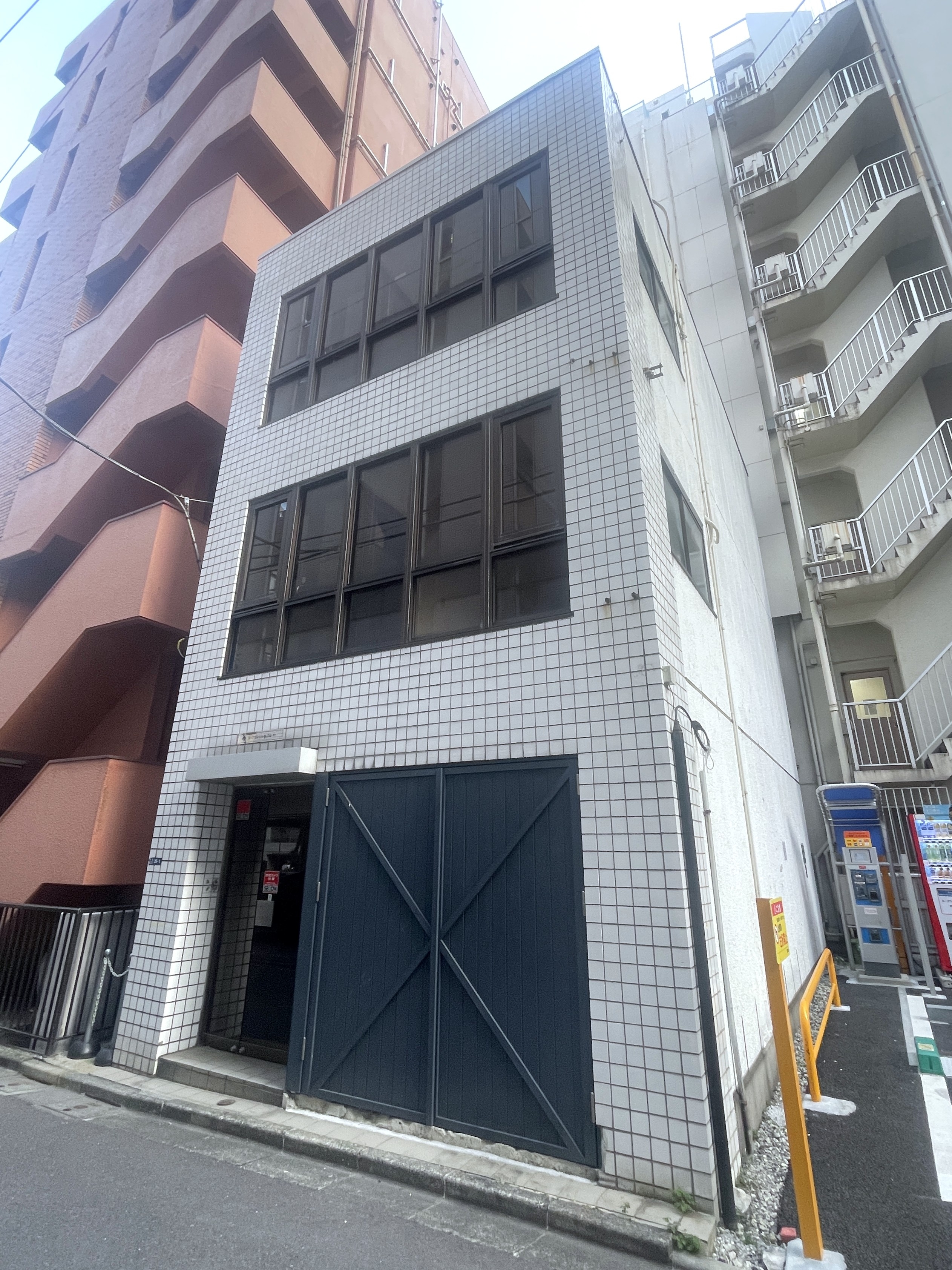 御成門（12.92坪）の店舗物件画像 外観・内観1