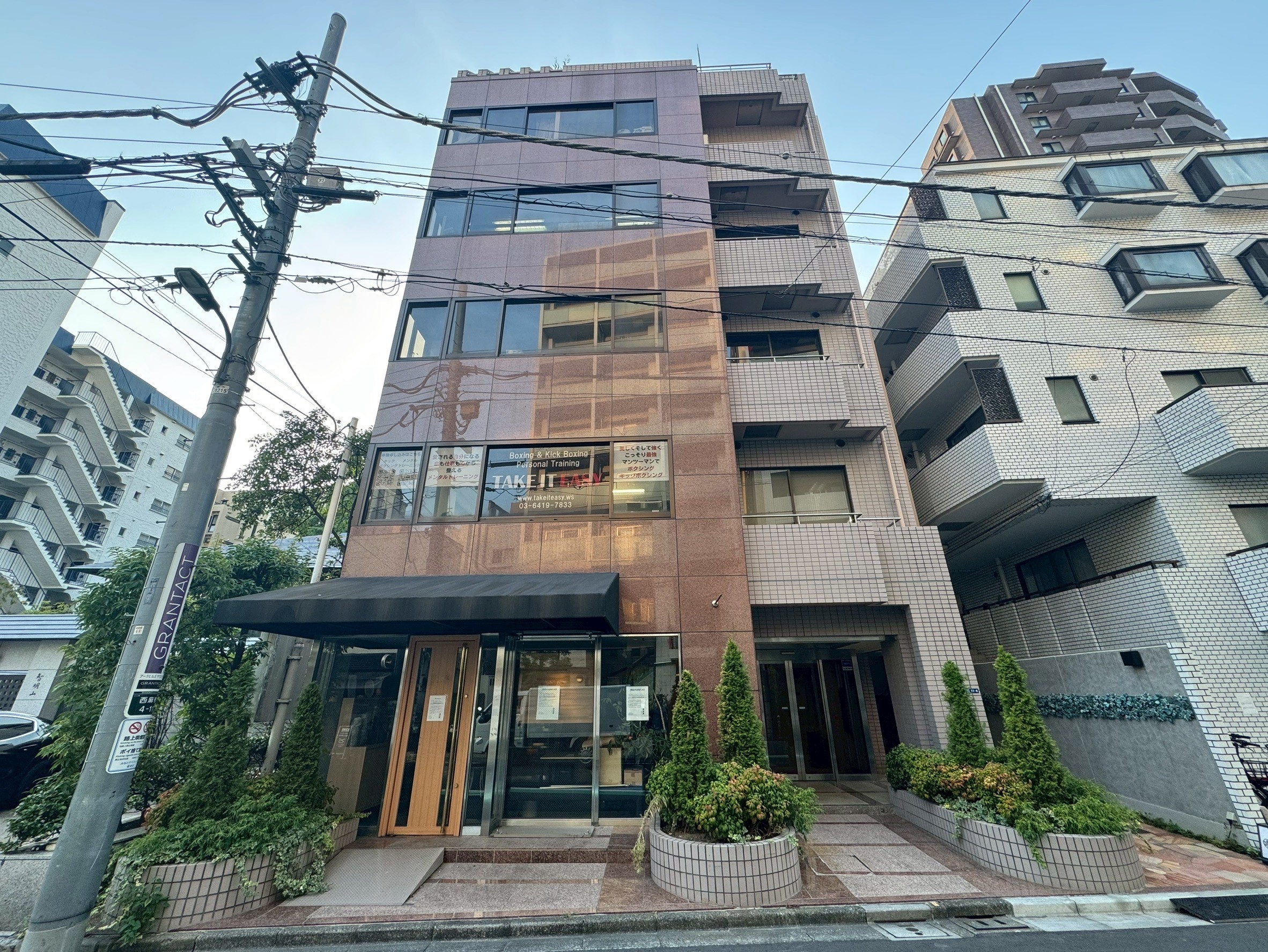 広尾（21.43坪）の店舗物件画像 外観・内観1