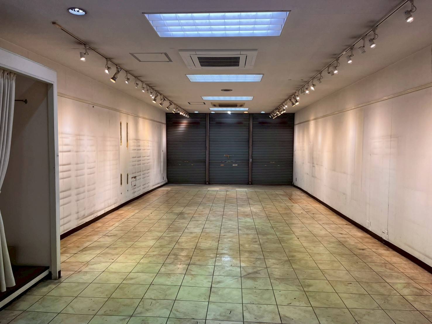 武蔵小山（31.24坪）の店舗物件画像 外観・内観1