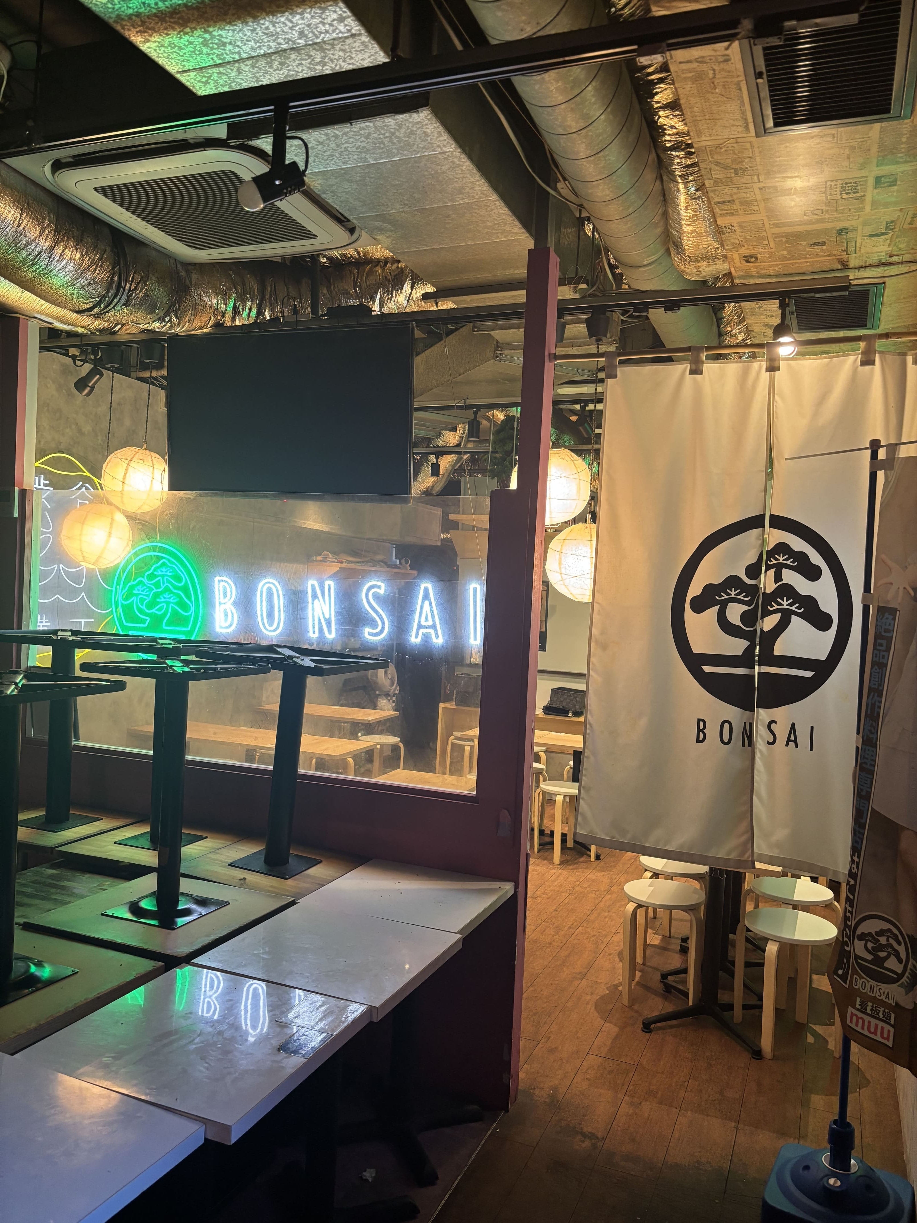 渋谷(12.6坪)の店舗物件画像 外観・内観1