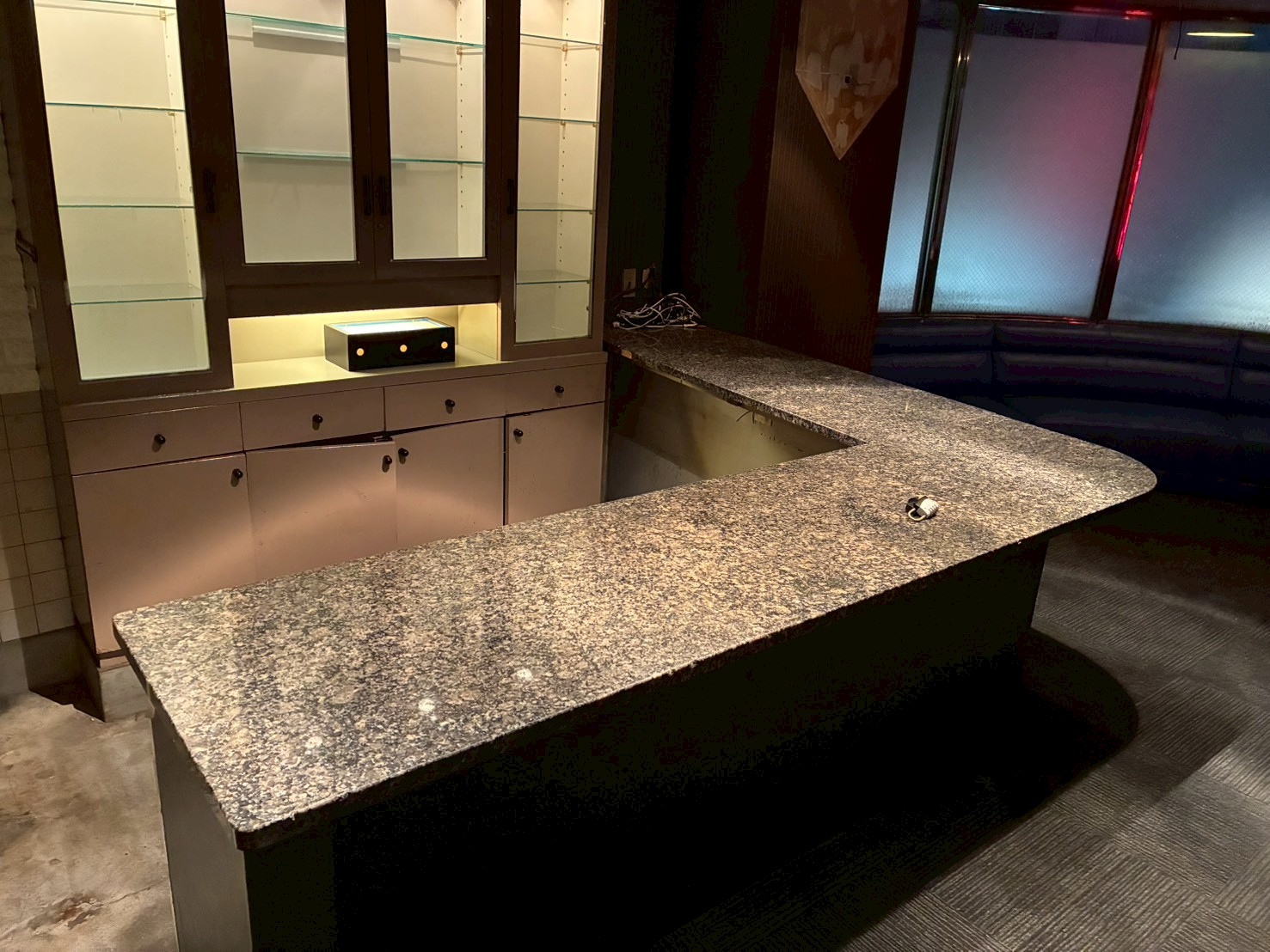 近鉄八尾（9.1坪）の店舗物件画像 外観・内観1