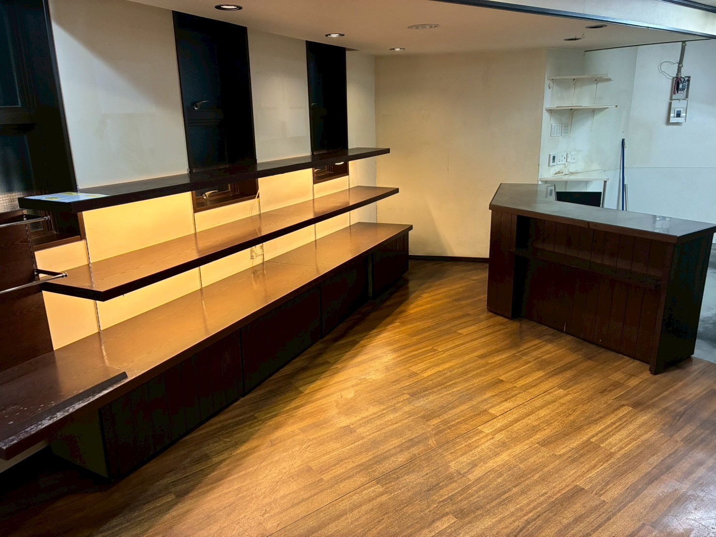 枚岡（13坪）の店舗物件画像 外観・内観1