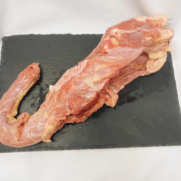 福島県ブランド認証地鶏の「川俣シャモ」の胴ガラです。  取り扱いしやすい５ｋｇごとの販売といたします。  あっさりとした中にも旨みのある、上品な出汁が取れます。