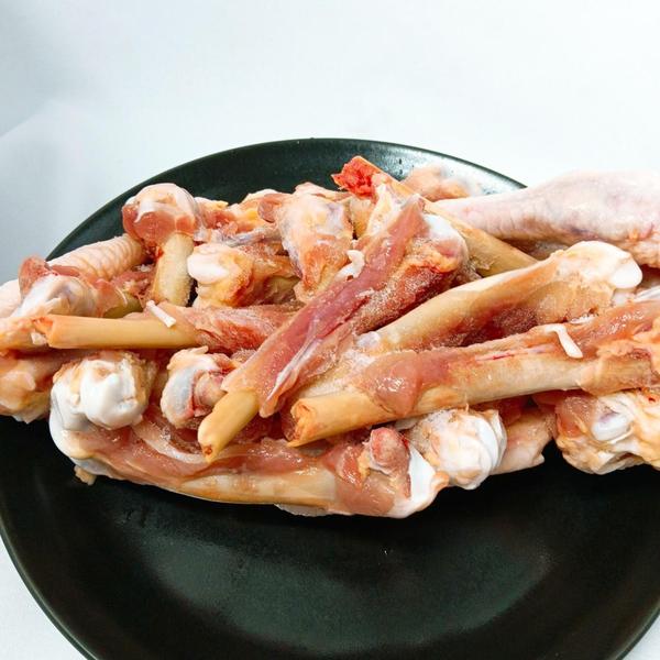 福島県ブランド認証地鶏の「川俣シャモ」の小骨ガラです。  取り扱いしやすい５ｋｇ×２パックになります。  あっさりとした中にも旨みのある、上品な出汁が取れます。