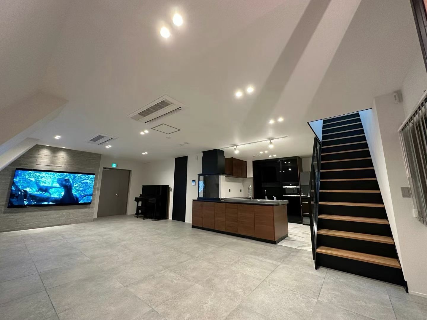 蕨（60.5坪）の店舗物件画像 外観・内観1