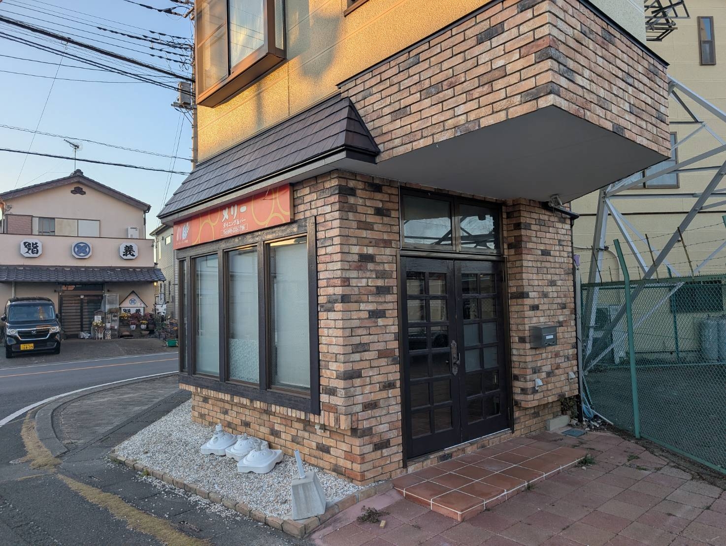 高坂（17.99坪）の店舗物件画像 外観・内観1