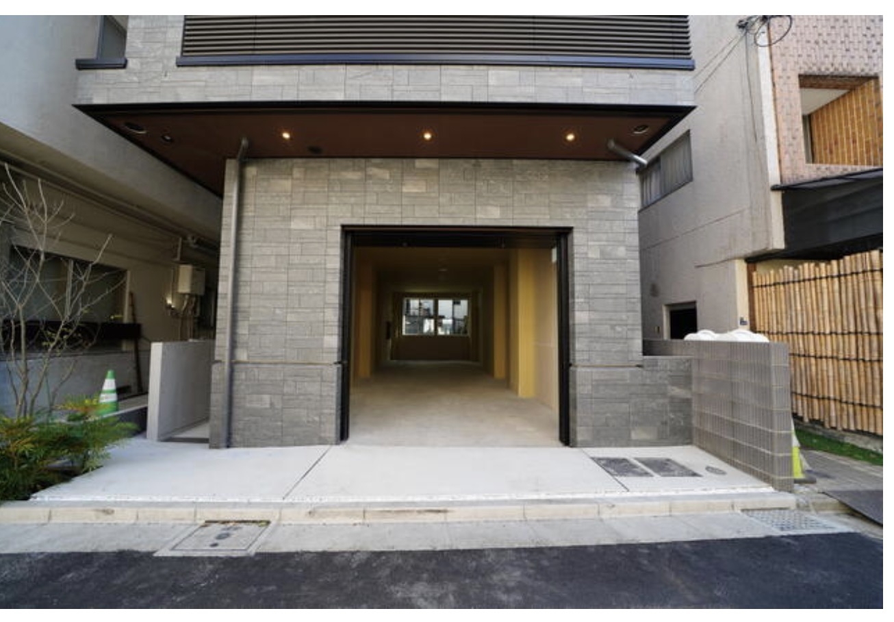 六本木（19.73坪）の店舗物件画像 外観・内観1