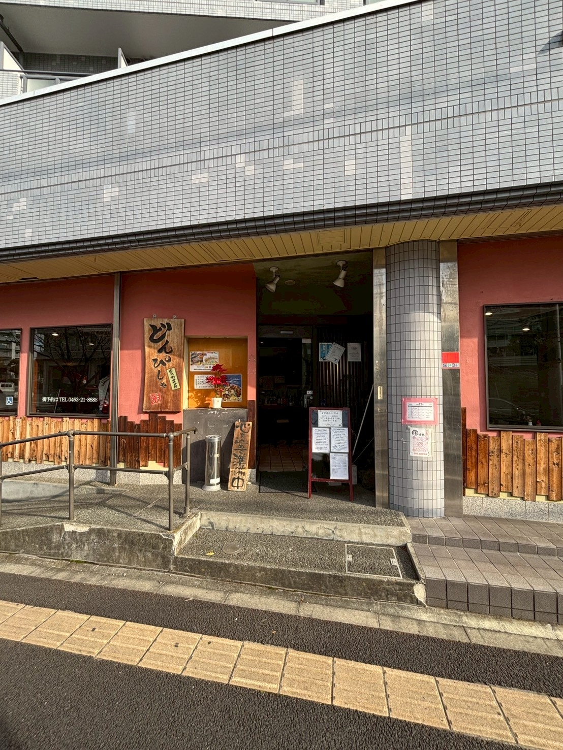 平塚（40坪）の店舗物件画像 外観・内観1