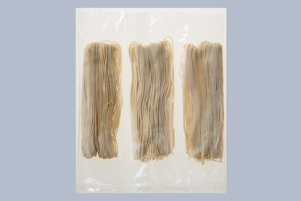 生麺はこのような包装でお届けします。