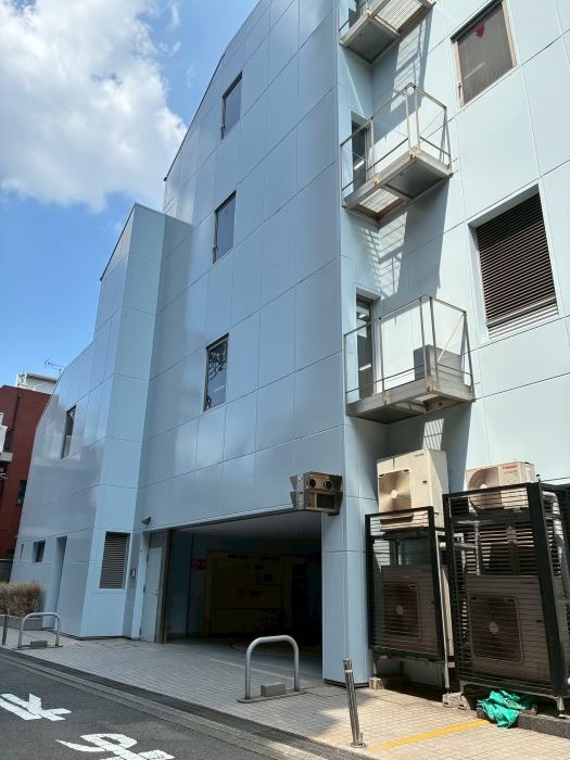 初台（43.49坪）の店舗物件画像 外観・内観1