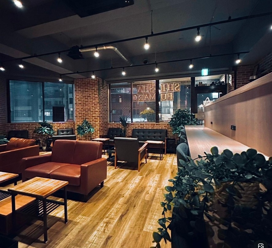 東新宿（11.5坪）の店舗物件画像 外観・内観1