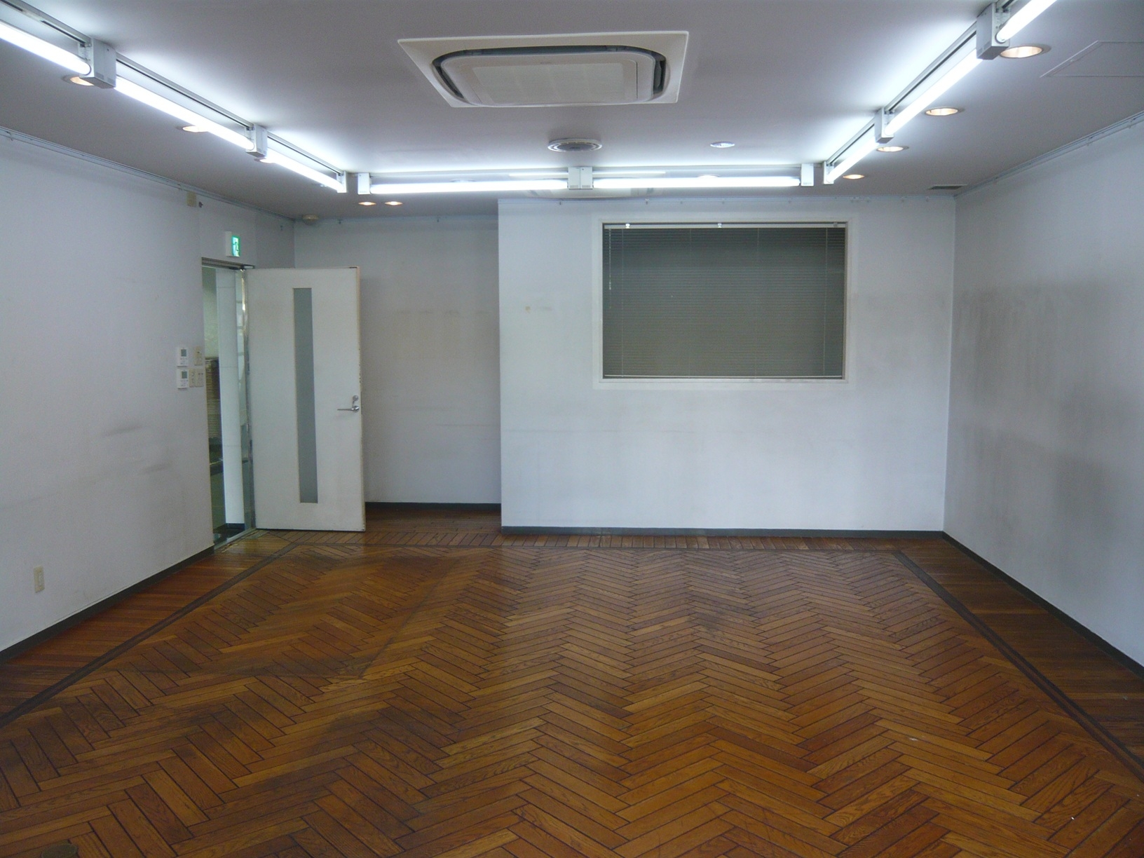 新神戸（14.65坪）の店舗物件画像 外観・内観1