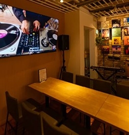 神保町（20.27坪）の店舗物件画像 外観・内観1