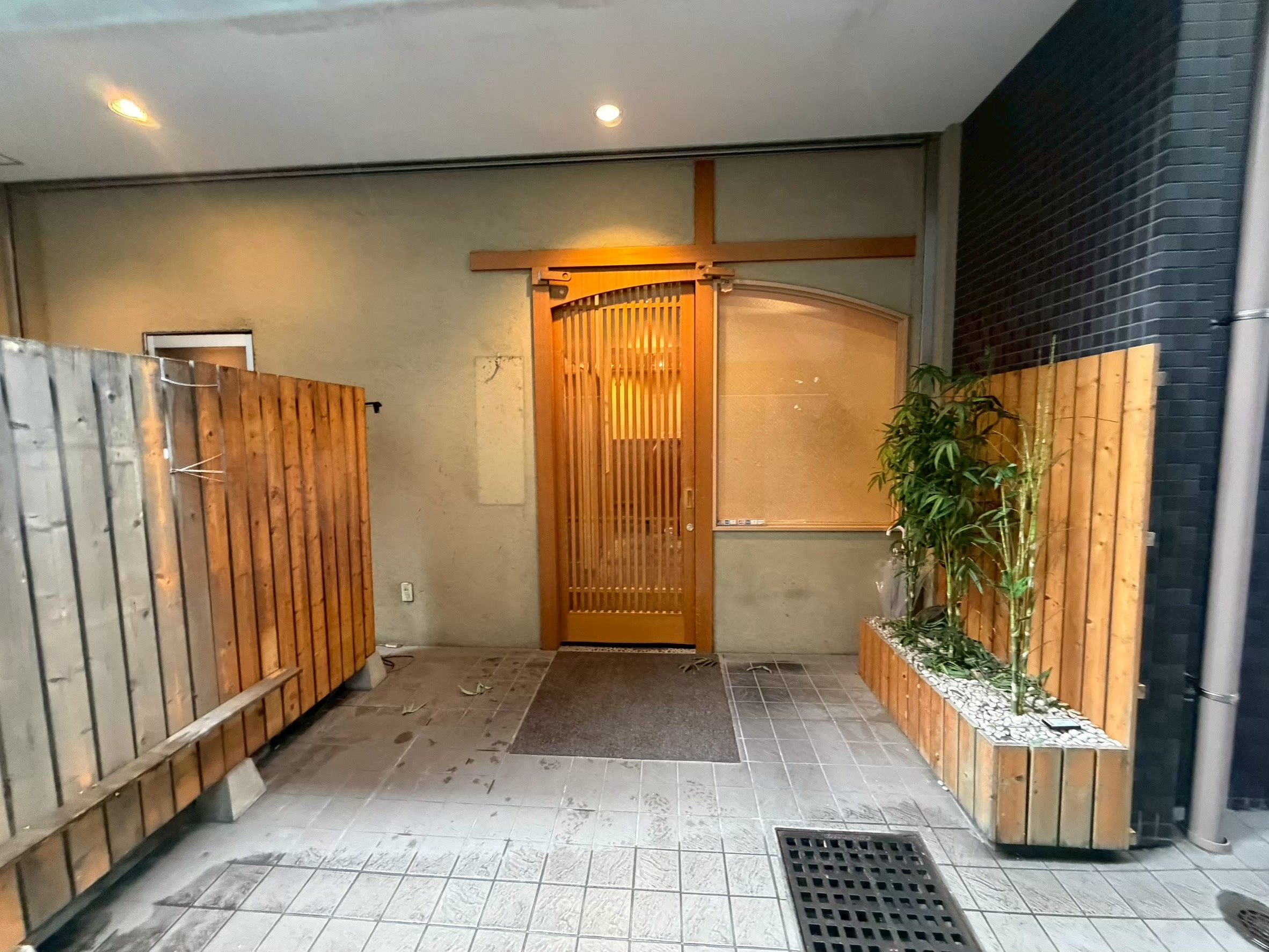 新御茶ノ水（14.21坪）の店舗物件画像 外観・内観1