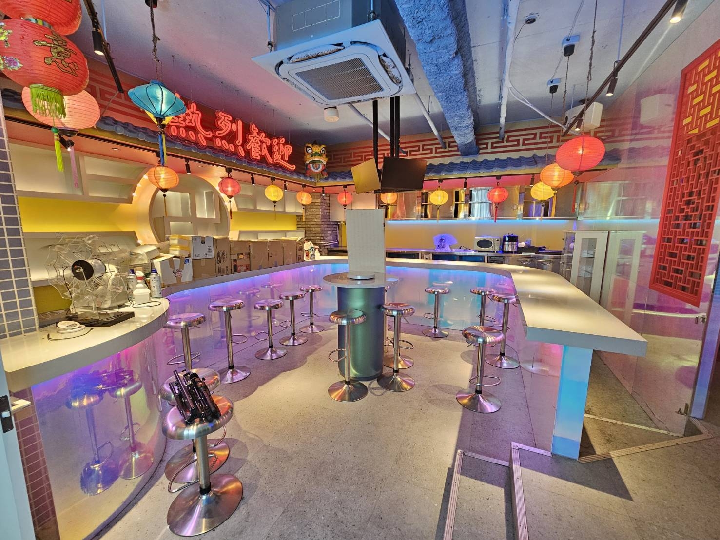 新宿（17坪）の店舗物件画像 外観・内観1