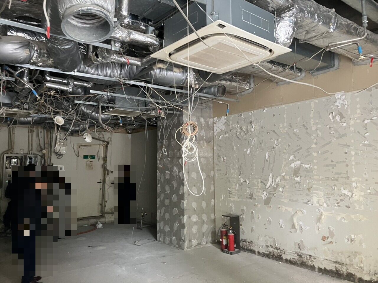 西新宿（14.68坪）の店舗物件画像 外観・内観1