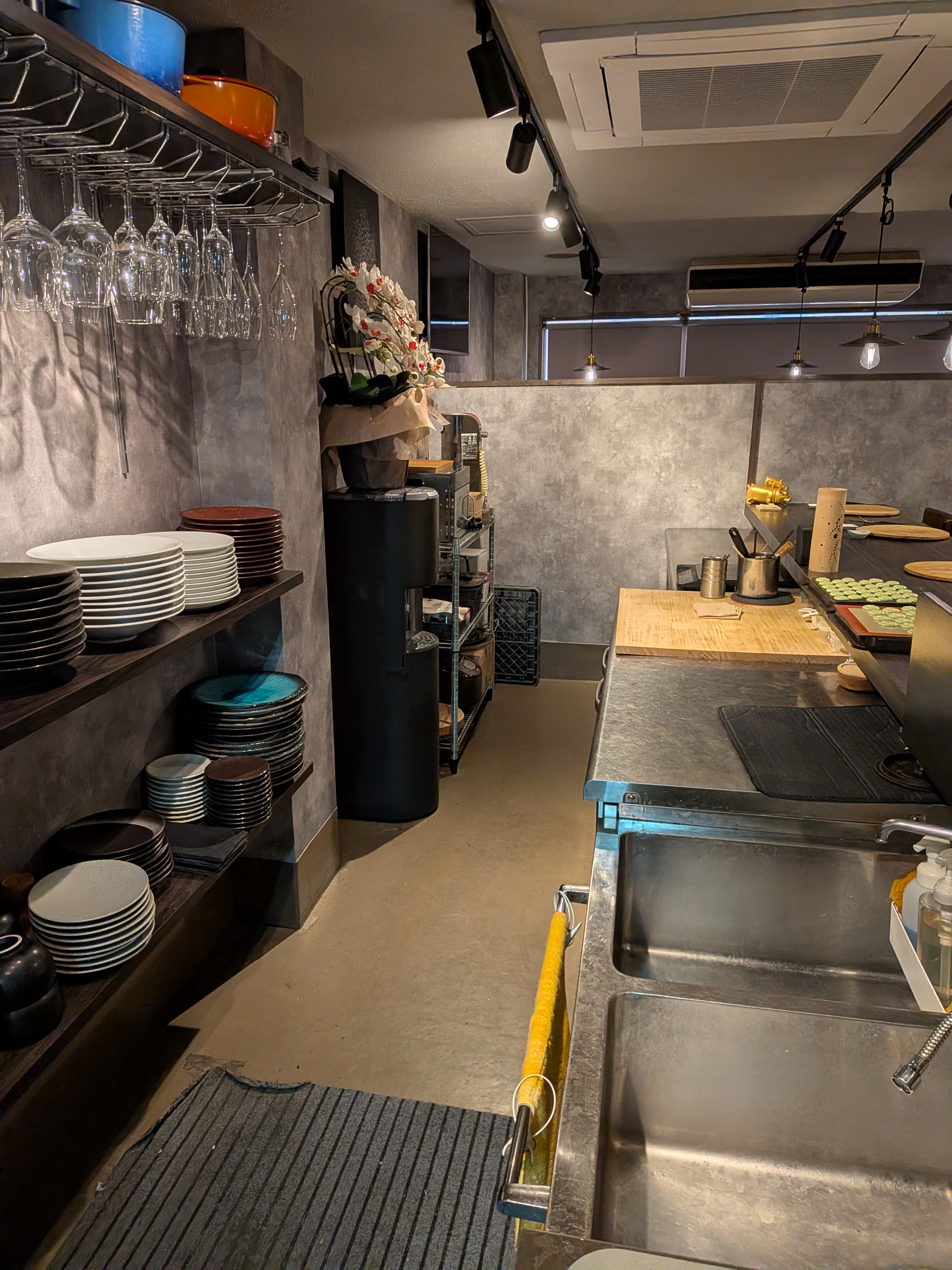 中崎町（17.28坪）の店舗物件画像 外観・内観1