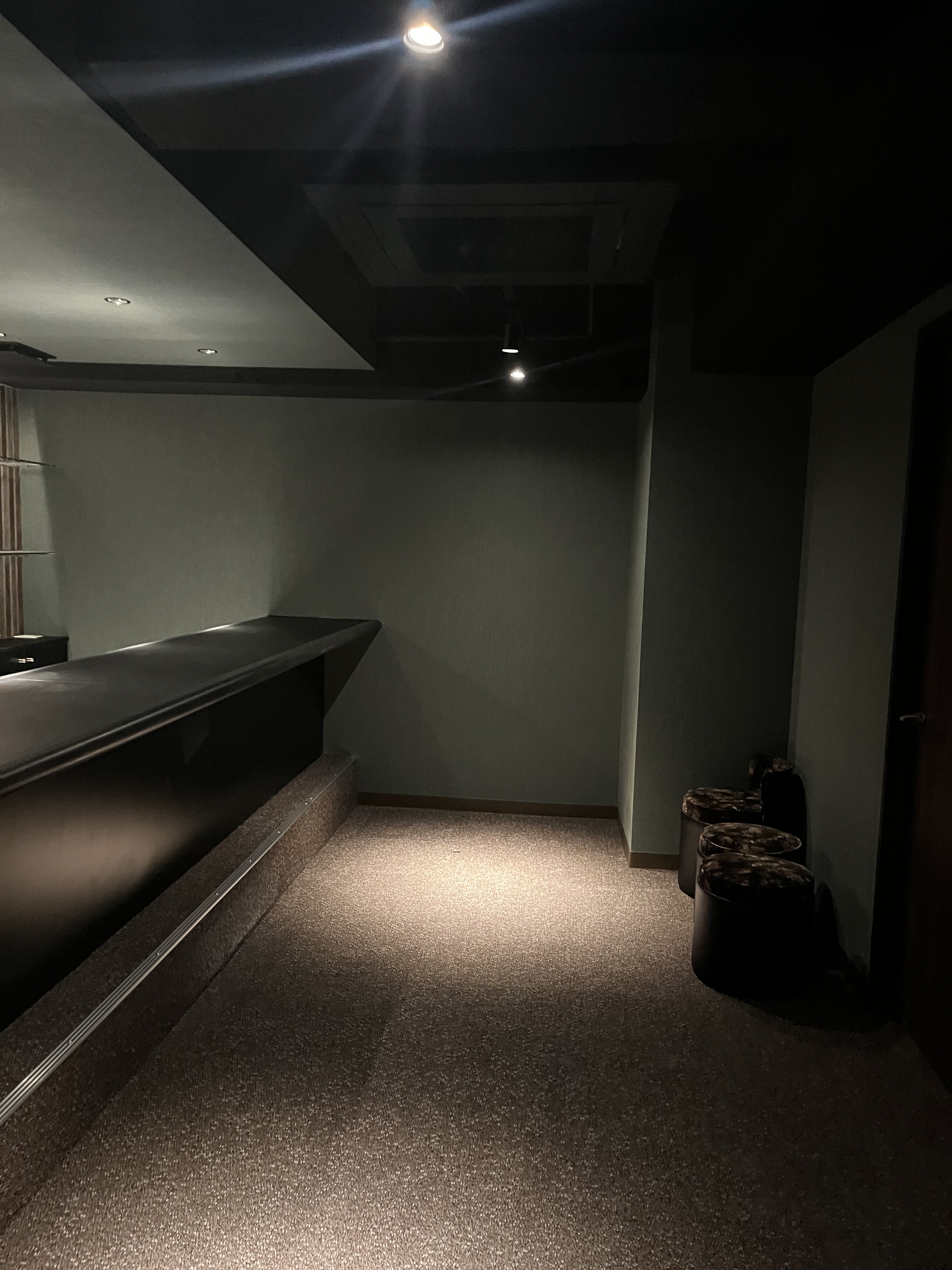 六本木（27坪）の店舗物件画像 外観・内観1