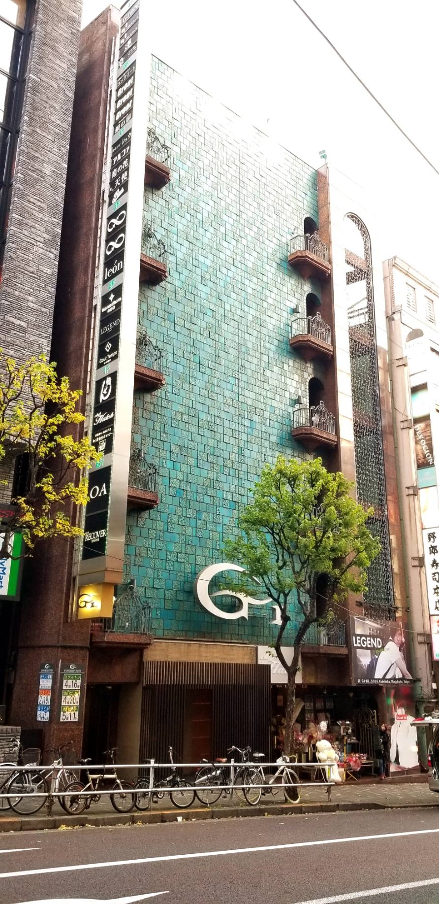 新宿（30坪）の店舗物件画像 外観・内観1