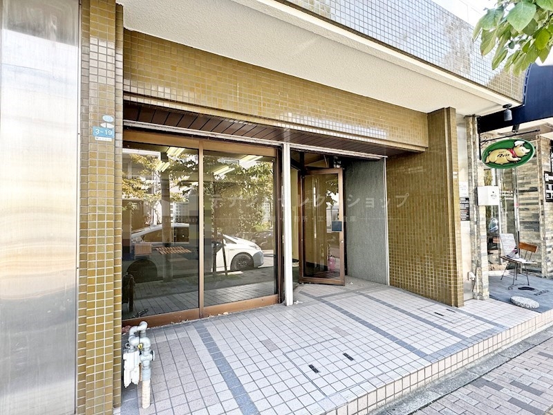 八尾（17.68坪）の店舗物件画像 外観・内観1