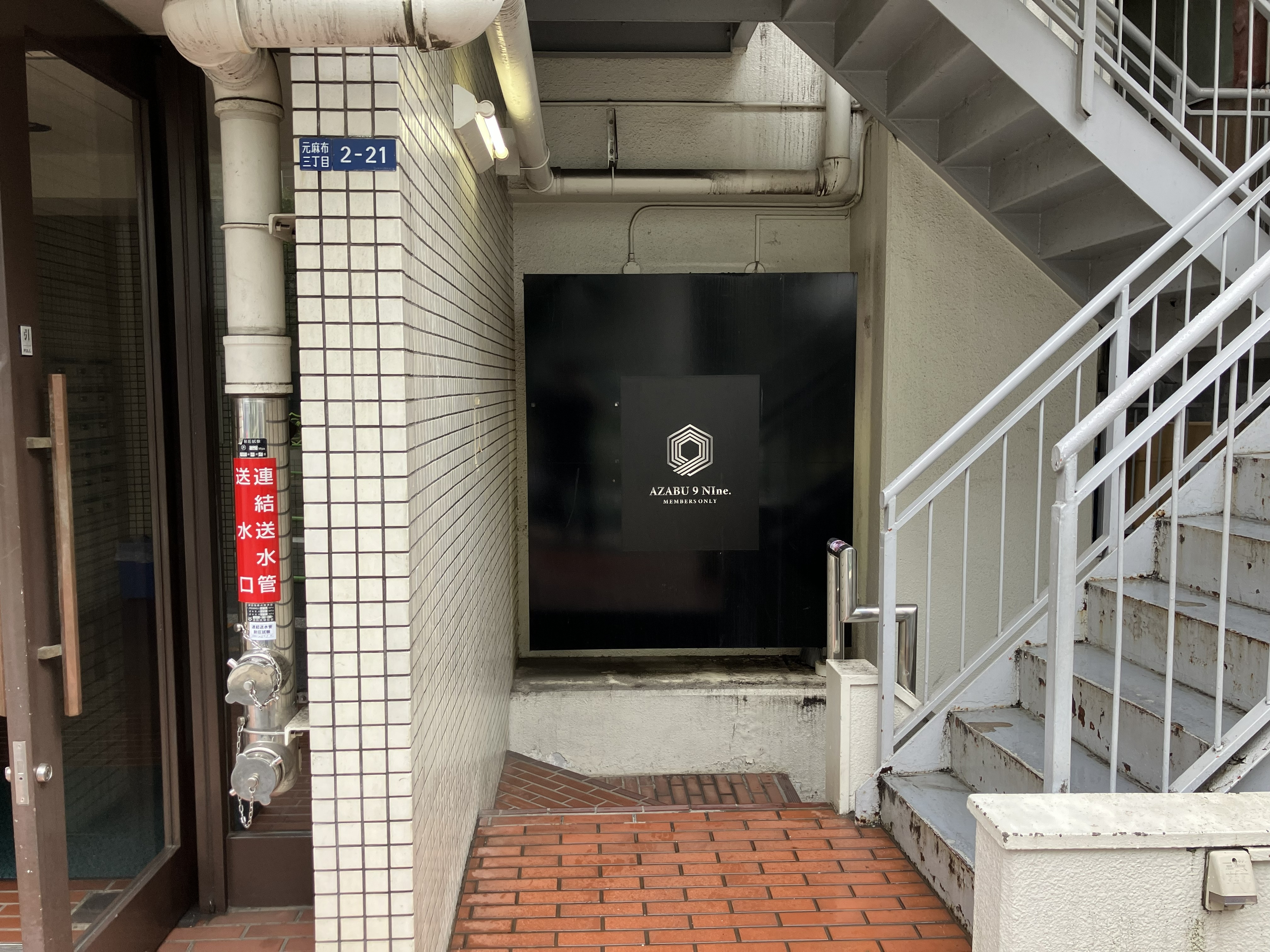 六本木（13.43坪）の店舗物件画像 外観・内観1