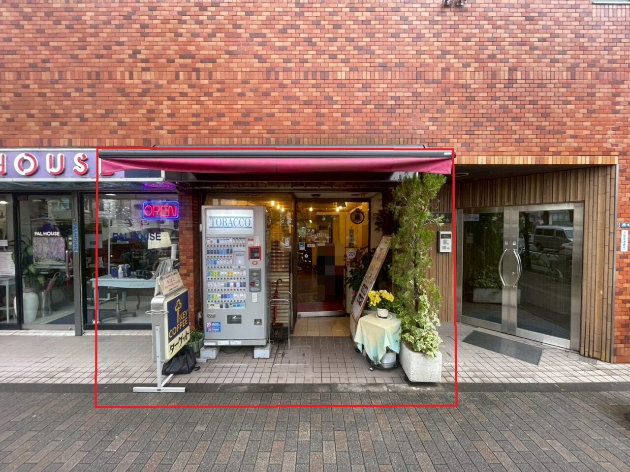 広尾（11.21坪）の店舗物件画像 外観・内観1