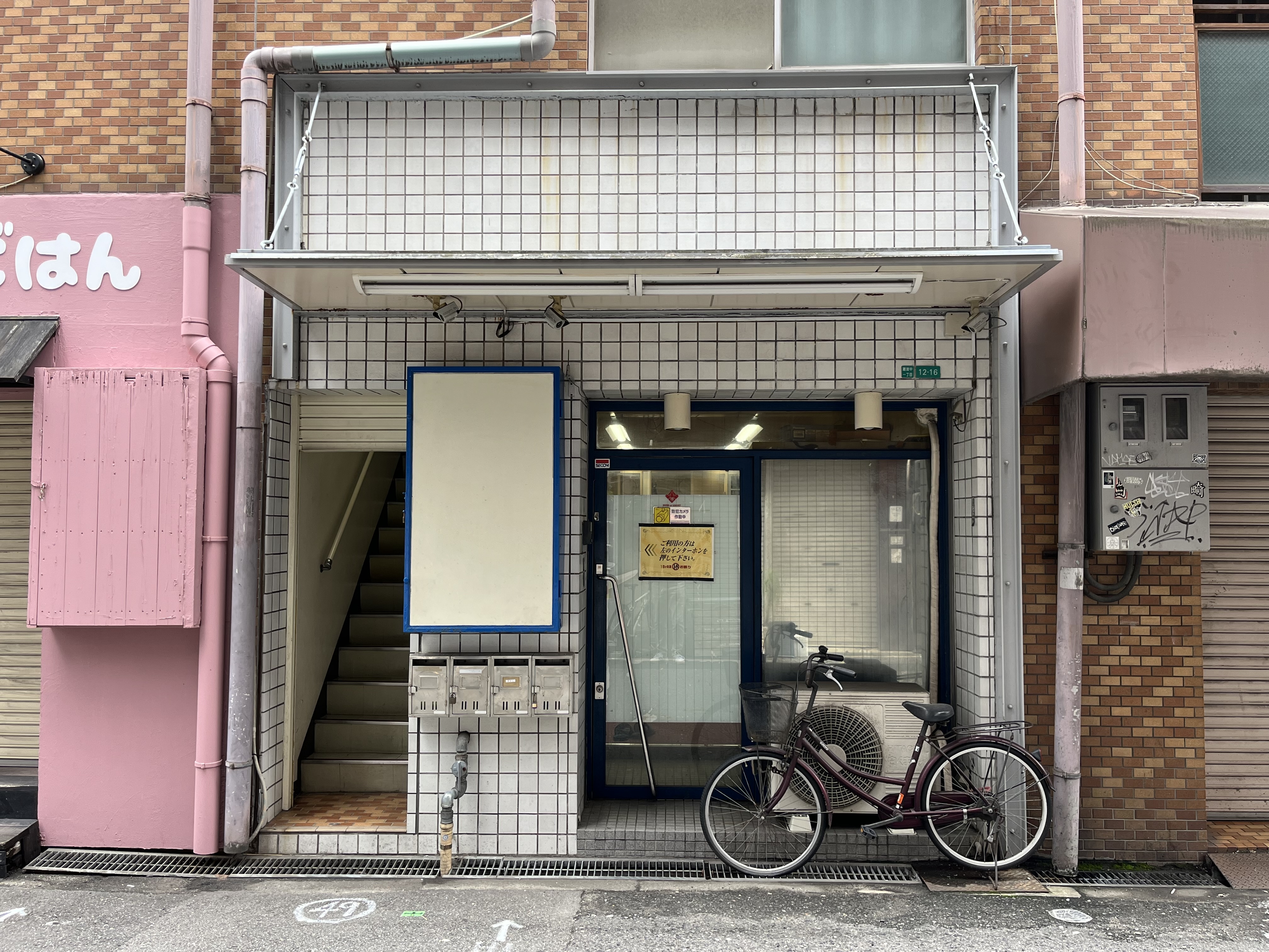 なんば（7.56坪）の店舗物件画像 外観・内観1