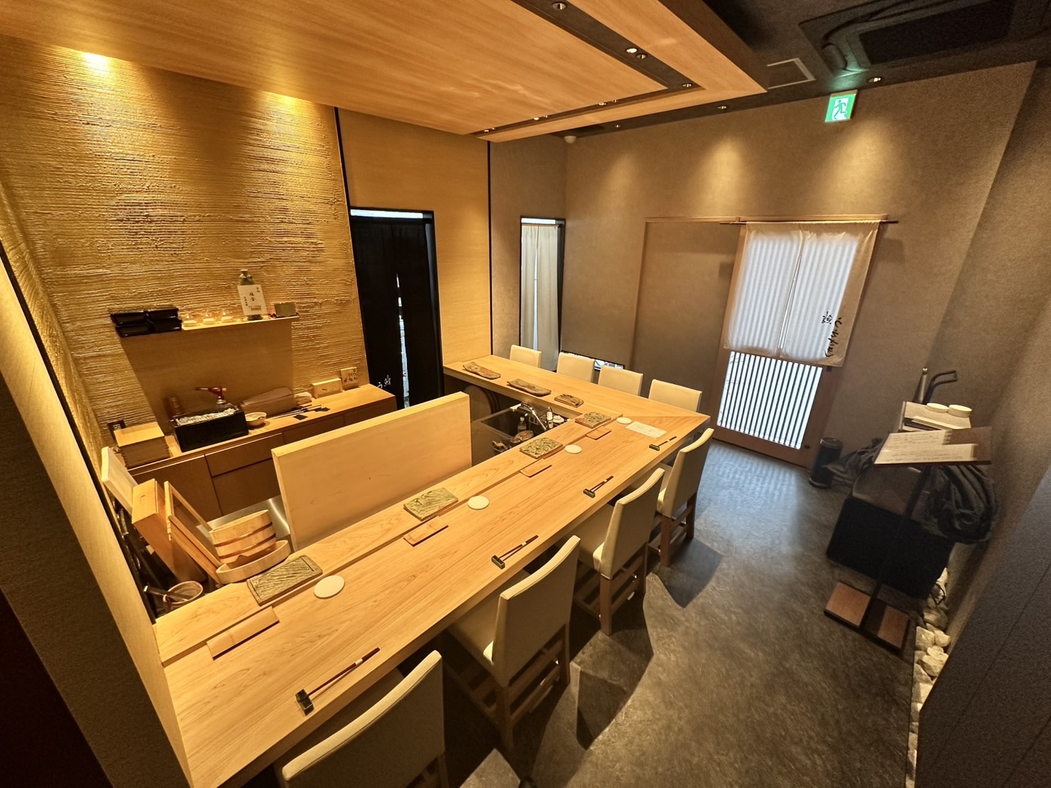 本町（8.98坪）の店舗物件画像 外観・内観1